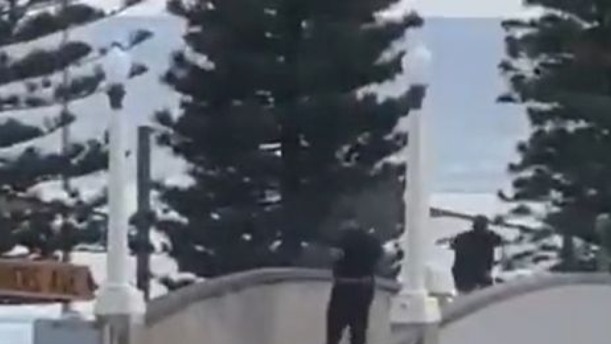 Attentato a Bondi Beach, a Sydney: «Ci sono morti e feriti, era in corso la festa ebraica di Hannukkah»