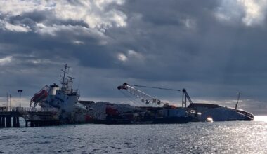 La nave Guang Rong lascia il pontile di Marina di Massa e veleggia verso Livorno