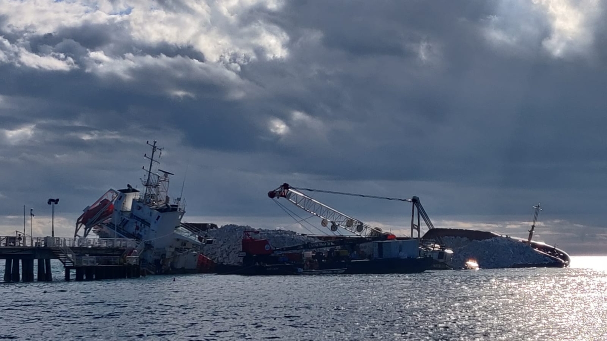 La nave Guang Rong lascia il pontile di Marina di Massa e veleggia verso Livorno
