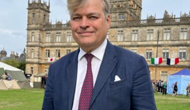 Un secolo nel 2026, la nascita di Elisabetta II. Lord Carnarvon: «Mio padre la scortò in incognito per le vie di Londra a festeggiare la liberazione nel 1945»