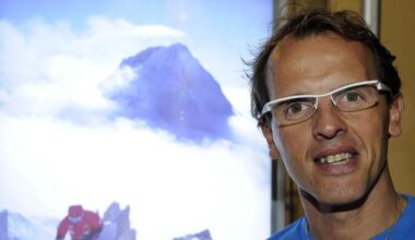 Simone Moro, malore sull'Himalaya. L'alpinista in ospedale, il suo staff: «Ora sta meglio ed è di buon umore»