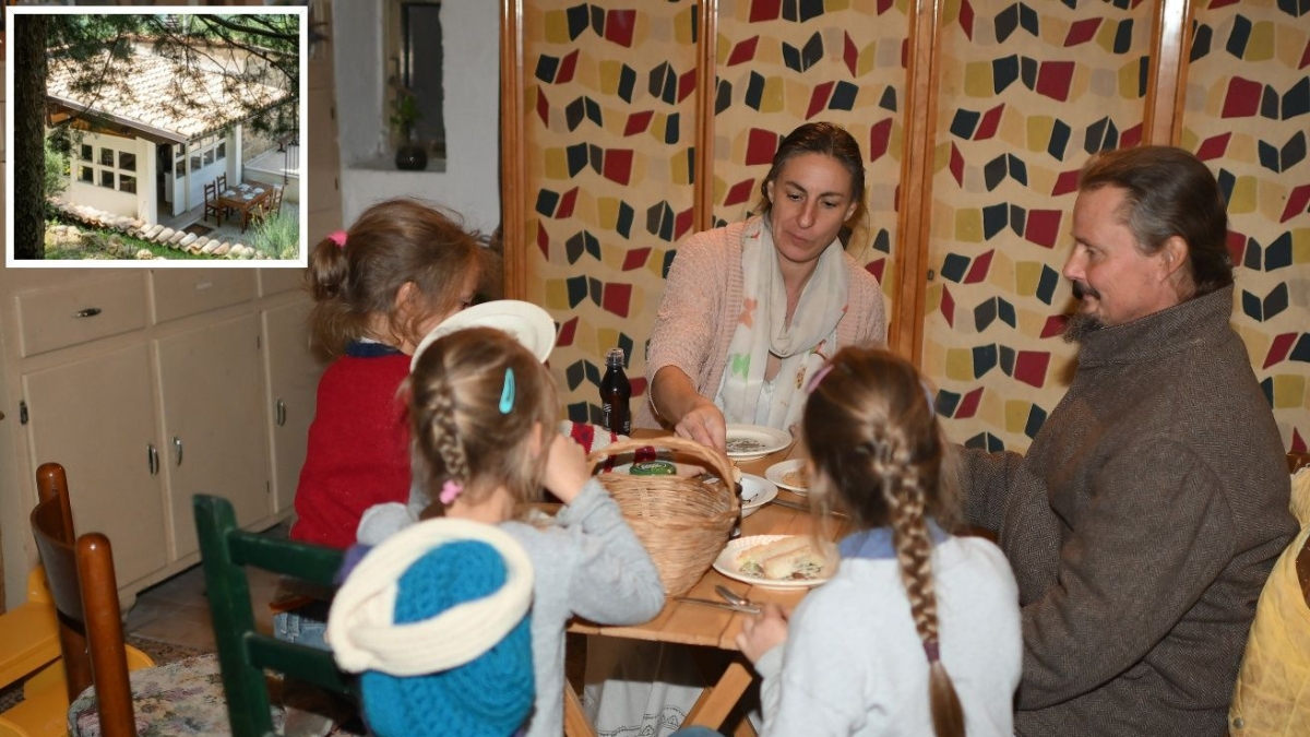 Famiglia nel bosco, l’insegnante a casa e i risparmi in un conto (in Australia): i tentativi per il ricongiungimento prima di Natale