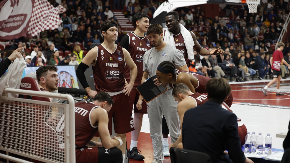 Trapani Shark senza allenatore, gli schemi li fa il capitano e vince