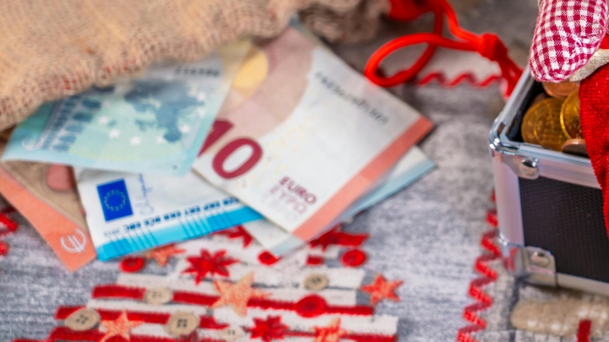 Natale, rincari record rispetto a dieci anni fa: alimenti su fino al 143%, cala solo il prezzo dei libri