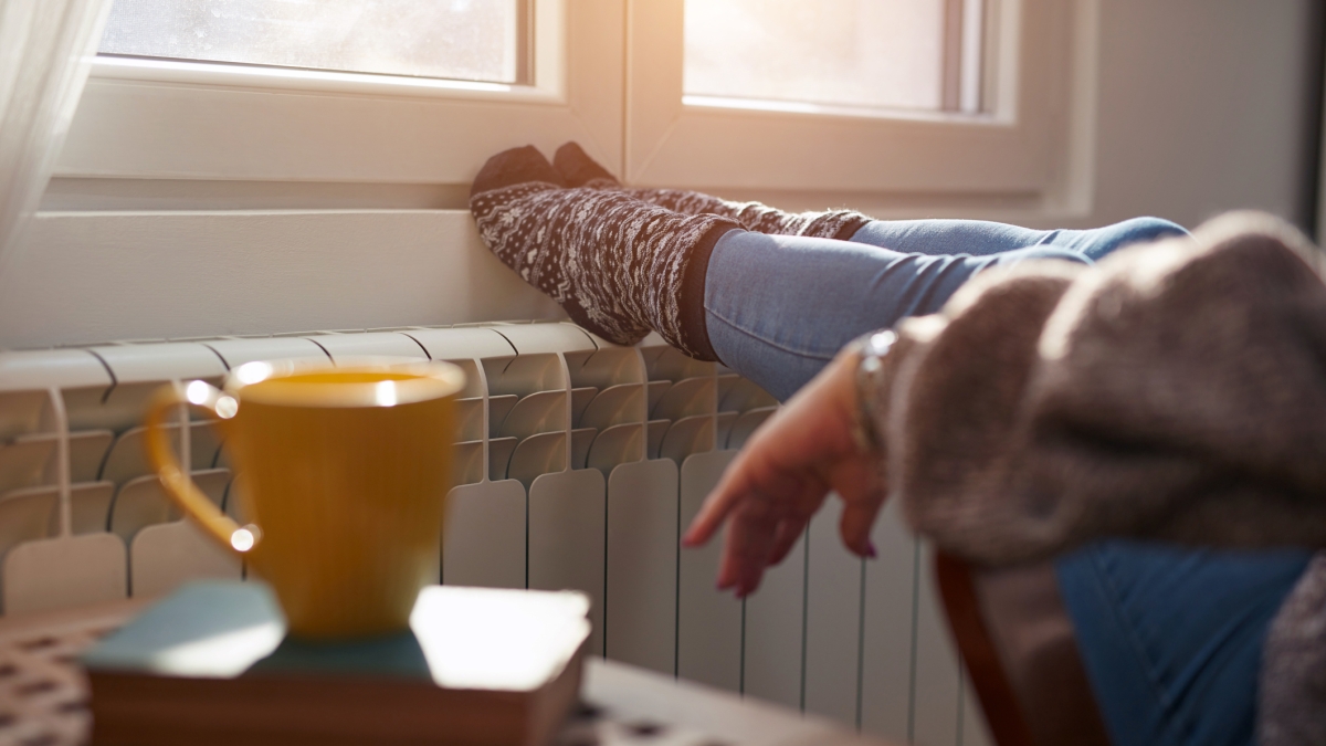 Perché alcuni hanno sempre le mani e i piedi freddi? Ecco i motivi (e cosa può voler dire)