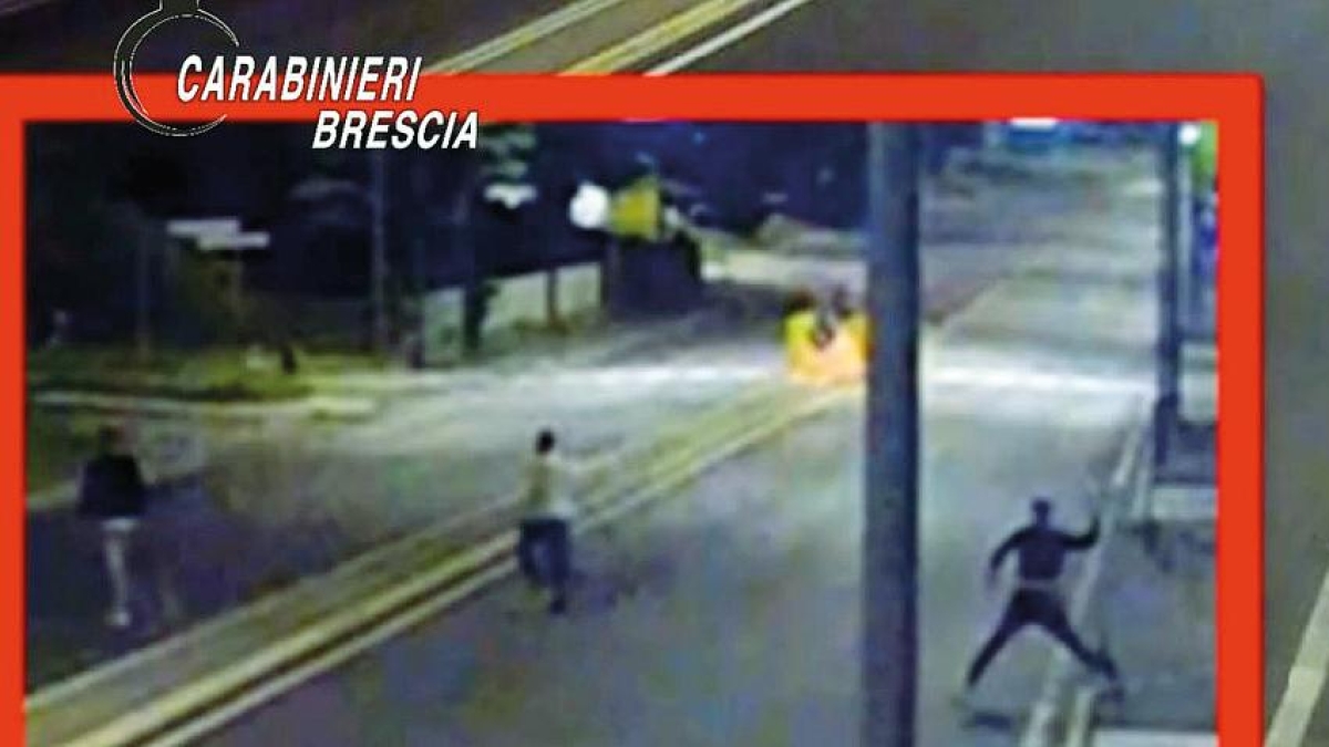 «Se chiami i Carabinieri sei morto»: picchiavano e rapinavano coetanei e anche un disabile, arrestati otto ragazzi bresciani
