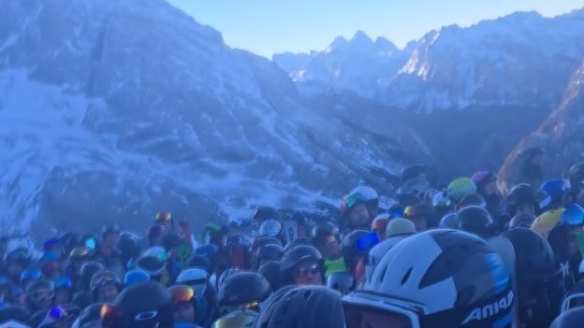 Dolomiti, caos sulla Marmolada: code per una pista chiusa, centinaia di sciatori inferociti. «Non c'era abbastanza neve, temperature troppo alte»