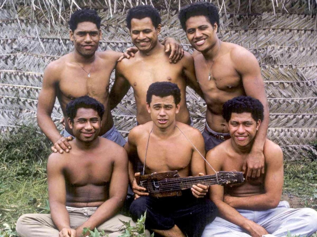 La vera storia dei sei ragazzi partiti da Tonga su un peschereccio rubato e naufragati su un'isola deserta: «15 mesi di fame e fatica»