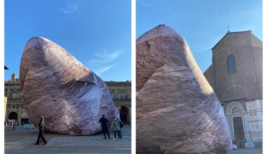 Bologna, le rocce giganti in piazza Maggiore alte fino a 14 metri: «È l'opera Iwagumi Dismisura, si accenderà con i colori delle Dolomiti»