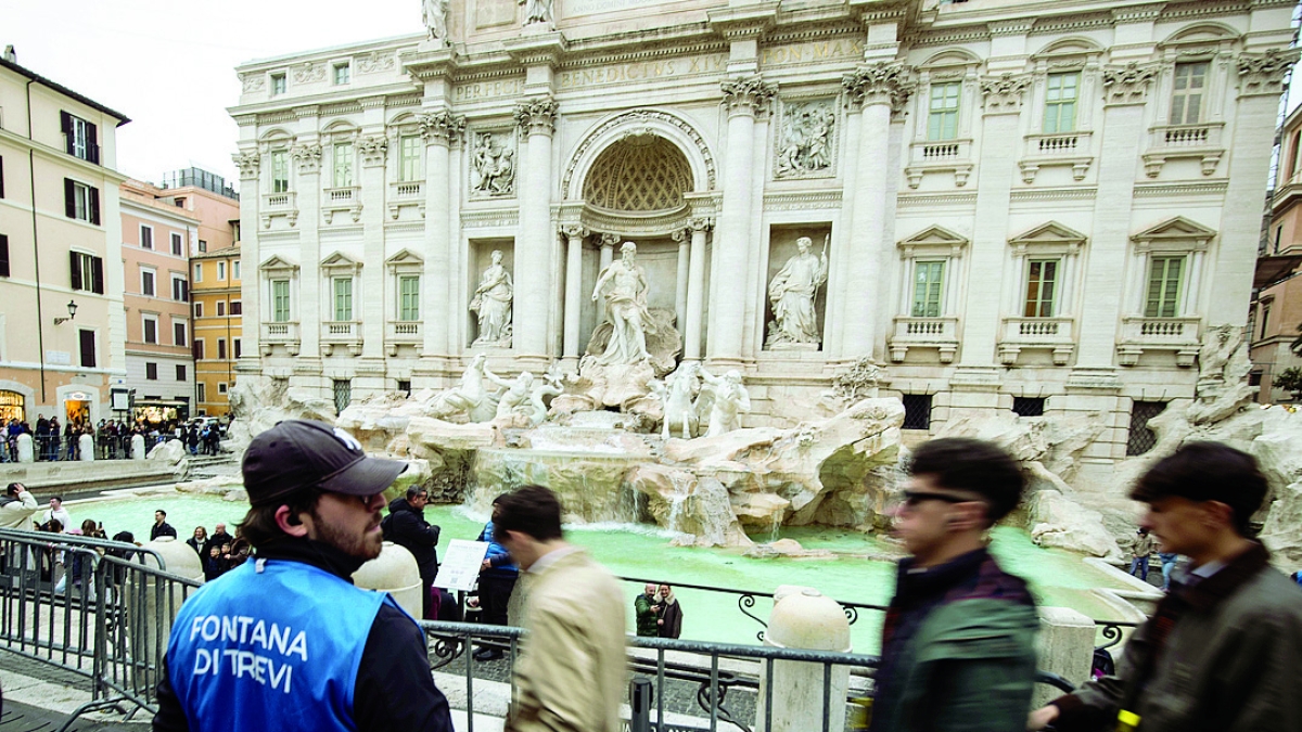 Roma, Fontana di Trevi a pagamento: per vederla i turisti dovranno acquistare un biglietto da 2 euro