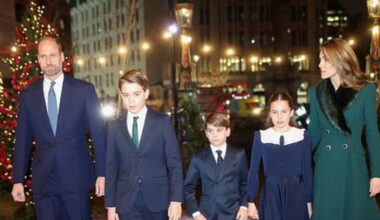 Grande pranzo di pre-Natale a Buckingham Palace col re: tutti i Windsor (pure Beatrice ed Eugenie) con William e Kate