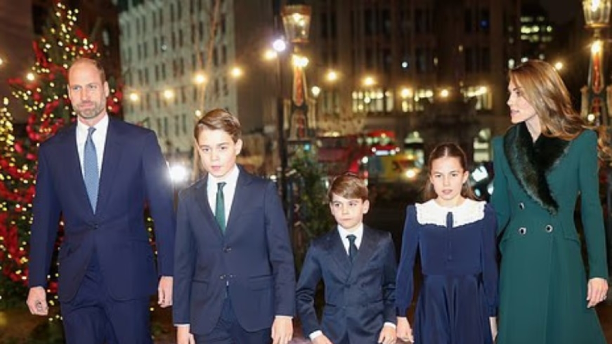 Grande pranzo di pre-Natale a Buckingham Palace col re: tutti i Windsor (pure Beatrice ed Eugenie) con William e Kate