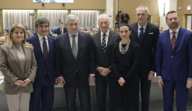 Giro d'Italia in costante movimento fra affari e cultura. Cairo agli ambasciatori: «La corsa promuove l'Italia nel mondo»