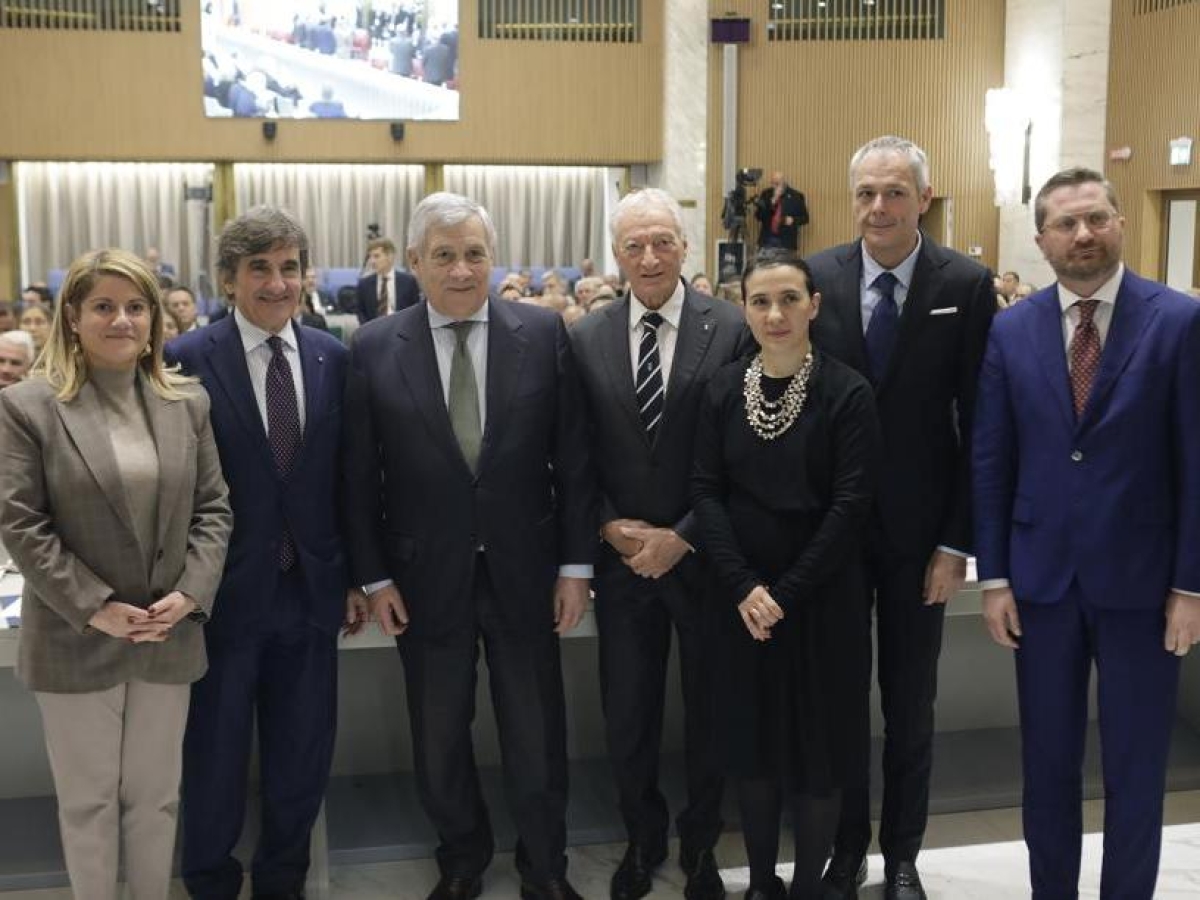 Giro d'Italia in costante movimento fra affari e cultura. Cairo agli ambasciatori: «La corsa promuove l'Italia nel mondo»