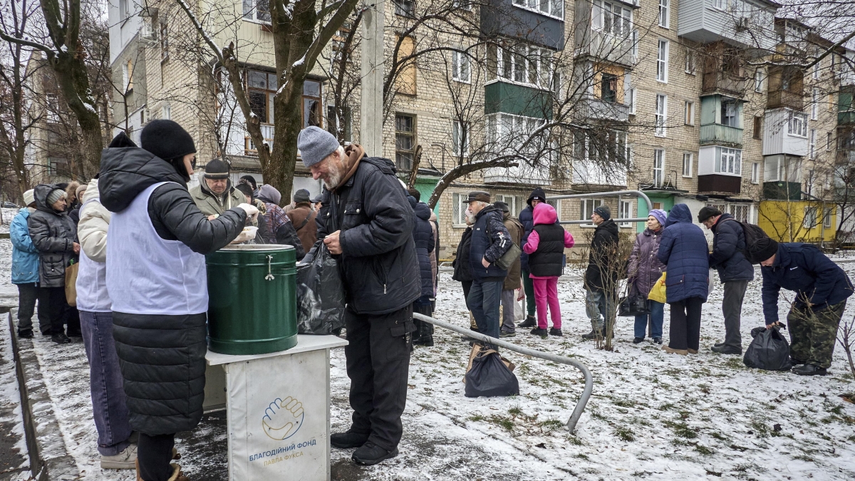Ucraina - Russia, le notizie sul conflitto in diretta | Zelensky: presto piani di pace inviati a Mosca. Ma Putin attacca Kiev con una raffica di droni