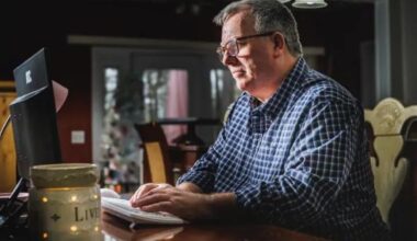 Ex poliziotto arrestato e tenuto in carcere 37 giorni per un meme su Trump: ora fa causa allo sceriffo