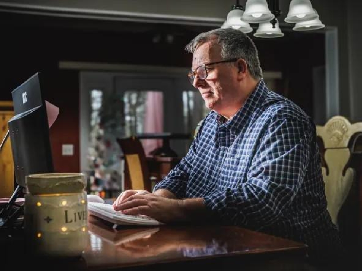 Ex poliziotto arrestato e tenuto in carcere 37 giorni per un meme su Trump: ora fa causa allo sceriffo