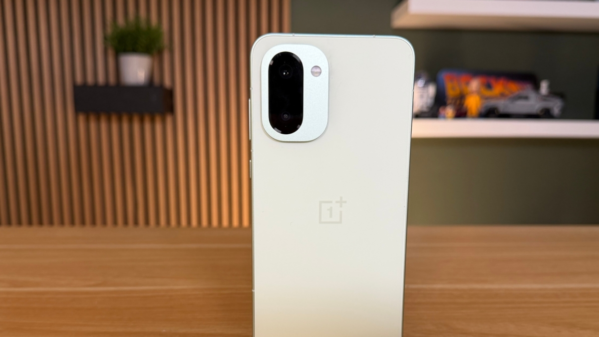 OnePlus 15R recensione: lo smartphone con tanta autonomia e con un buon display. Convince meno la fotocamera - La Scelta Giusta