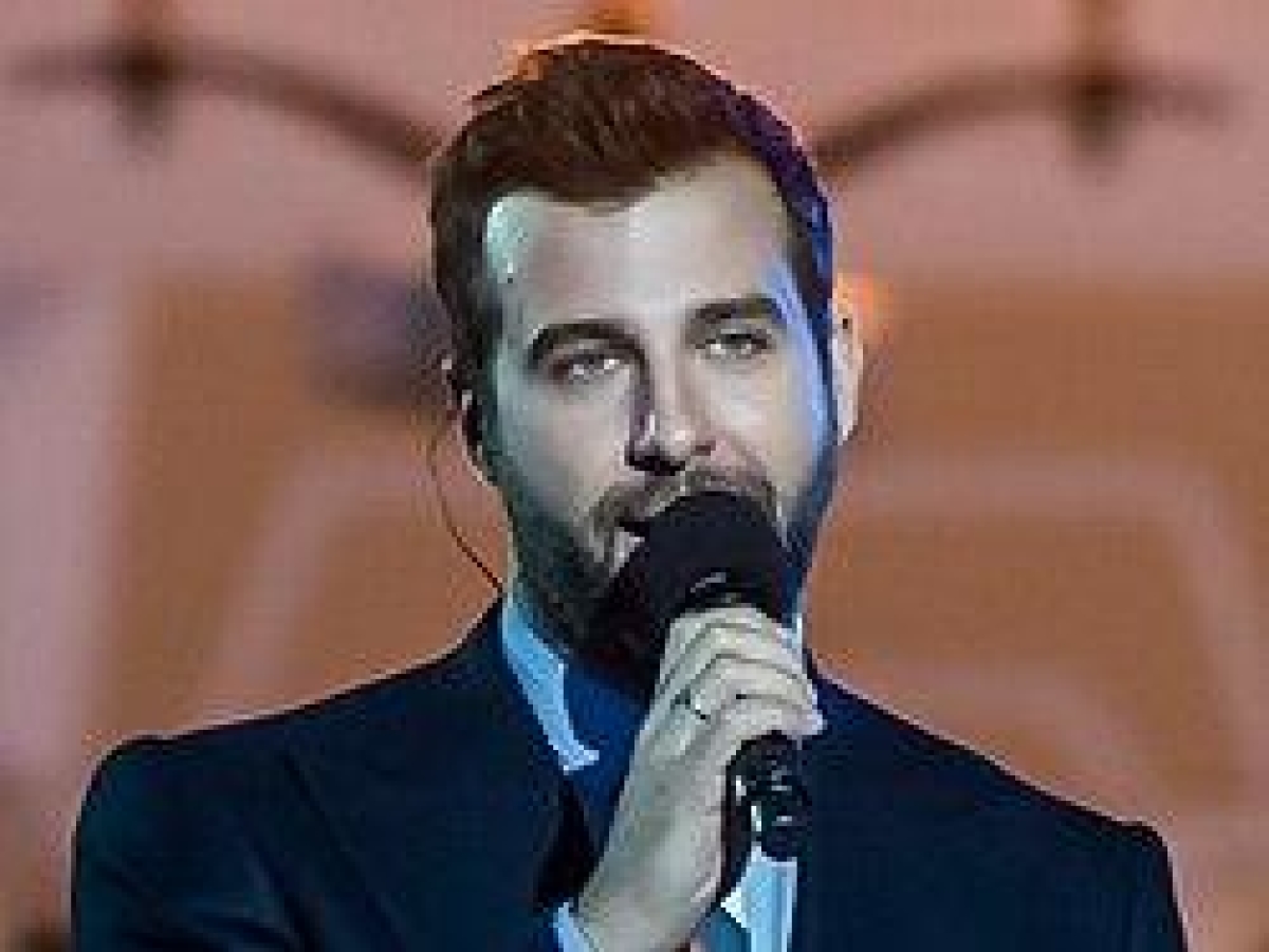 Chi è Ivan Urgant, il comico più famoso di Russia diventato un paria della tv (per colpa di un quadrato nero)