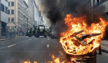 Agricoltori, i trattori marciano a Bruxelles: la protesta durante il vertice Ue su bilancio e Mercosur