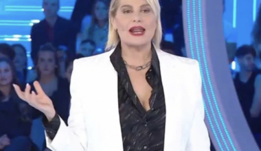 Mediaset e i dubbi sul Grande Fratello Vip: mandarlo in onda o no? Al posto di Signorini in lizza Ventura, Blasi e Hunziker