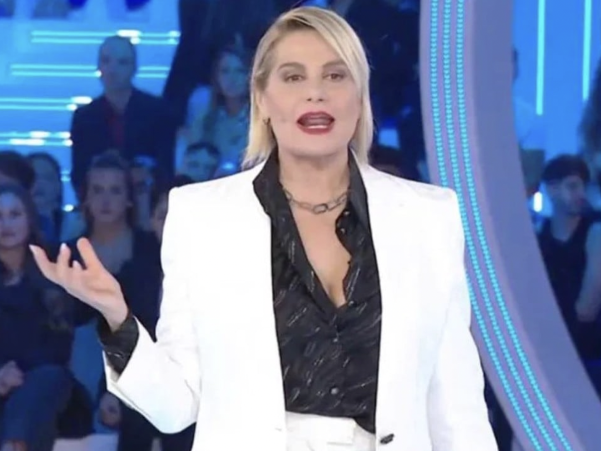 Mediaset e i dubbi sul Grande Fratello Vip: mandarlo in onda o no? Al posto di Signorini in lizza Ventura, Blasi e Hunziker