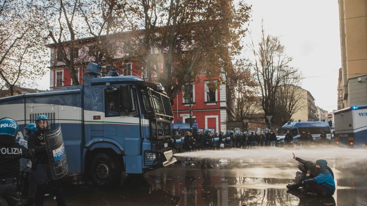 Askatasuna Torino, lo sgombero all'alba, le perquisizioni, la manifestazione e gli scontri: ultimo atto per il centro sociale. Il sindaco: «Fine del patto con gli attivisti»