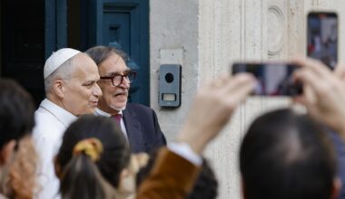 Papa Leone XIV al Senato per visitare la mostra sulla bibbia di Borso d'Este. L'incontro con La Russa: «Grande onore»