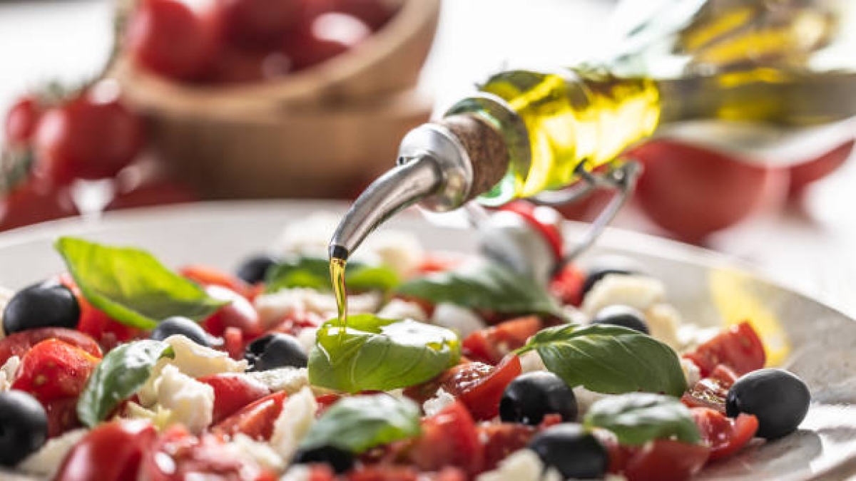 Dieta mediterranea: la segue meno di un italiano su 5, aumentano abitudini scorrette e malattie croniche