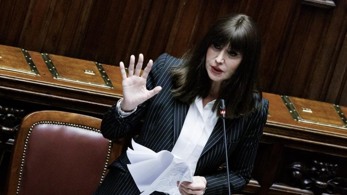 Test di Medicina, Bernini difende la riforma in Aula. I dubbi della Lega, 90 mila firme per le dimissioni