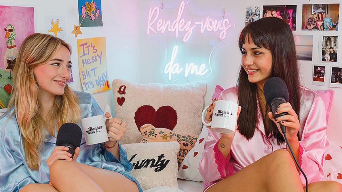 Matilde ed Eleonora Caressa: «Il nostro podcast in pigiama fra amori moderni e uncinetto. Ventenni fragili? No, empatici»