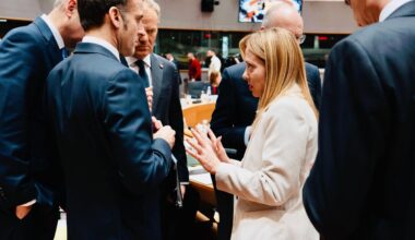 Meloni e le 19 ore di trattativa a Bruxelles: la doppia vittoria, la cautela su Merz e il gioco di sponda (inedito) con il premier belga