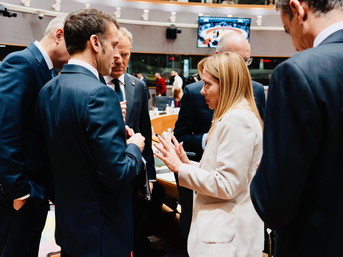 Meloni e le 19 ore di trattativa a Bruxelles: la doppia vittoria, la cautela su Merz e il gioco di sponda (inedito) con il premier belga