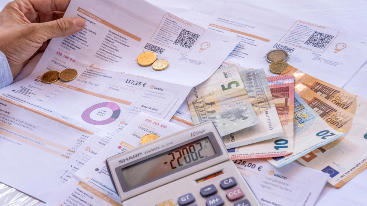 Bollette, calano i prezzi di gas ed elettricità: nel 2026 la famiglia tipo risparmierà oltre 200 euro