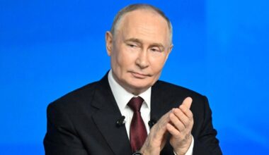 Putin: «Sono innamorato e credo nell'amore a prima vista». Proposte di matrimonio, alieni e accuse al presidente all'evento tv