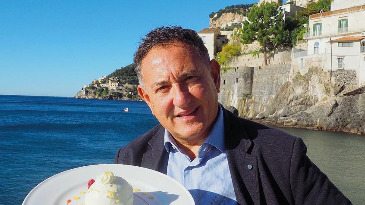 Sal De Riso: «Iniziai vendendo i dolci al bar di papà. Bezos ha voluto una torta di 55 metri e uso 400 quintali di limoni l’anno. Un cliente cardiologo mi ha salvato»