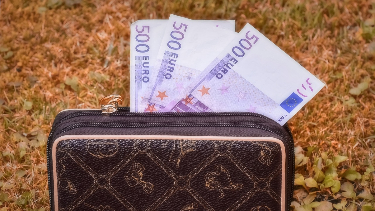 Belluno, anziano lancia 21 mila euro dalla finestra ma è la truffa del finto incidente