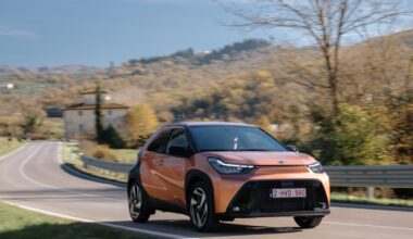 Toyota Aygo X, la nostra prova della prima citycar full hybrid: fa 30 km con un litro