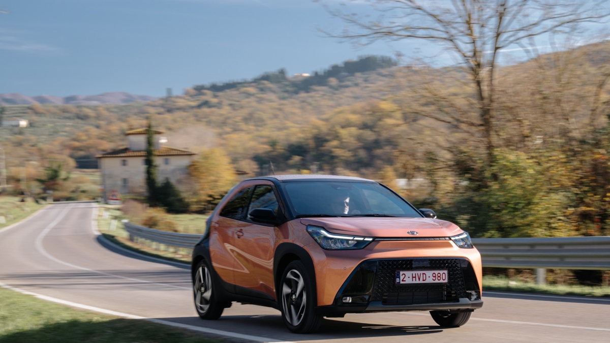 Toyota Aygo X, la nostra prova della prima citycar full hybrid: fa 30 km con un litro