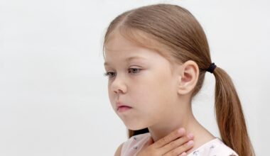 Bambini e mal di gola: perché viene, i sintomi, come fare la diagnosi per una cura corretta