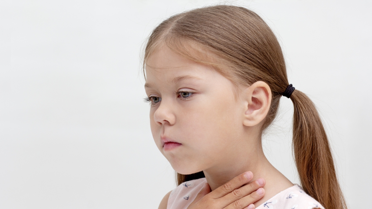 Bambini e mal di gola: perché viene, i sintomi, come fare la diagnosi per una cura corretta