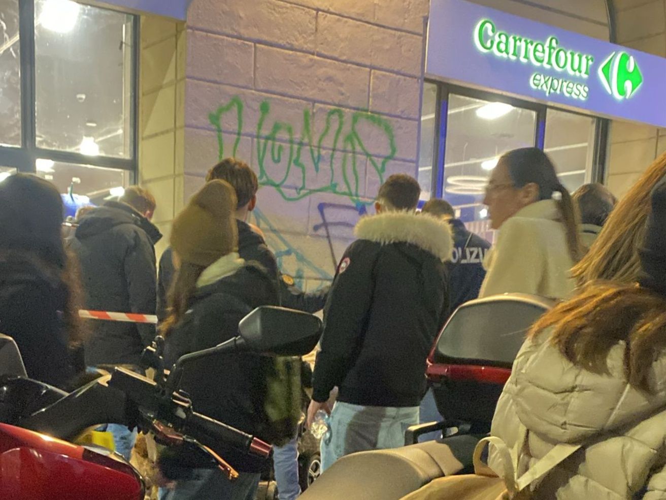 Via Torino, 20enne cerca di rapinare il Carrefour di via Torino e accoltella un cassiere sotto gli occhi di decine di clienti