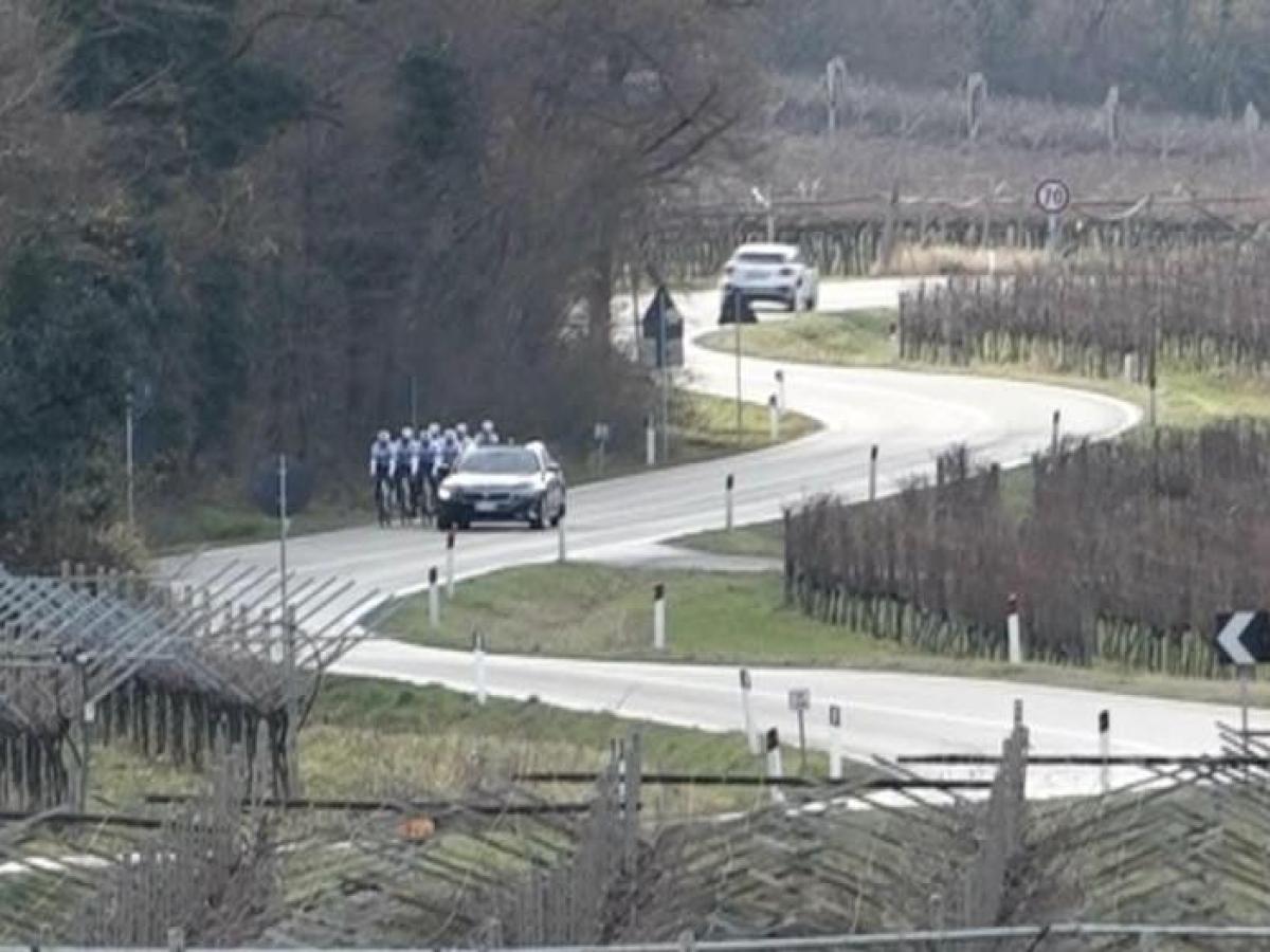 Verona, auto affianca gruppo di ciclisti e partono due colpi di pistola: «Esplosi dal conducente»