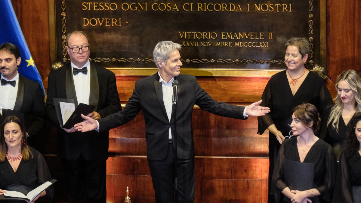Il concerto di Baglioni al Senato per Natale, così le canzoni placano la politica: La Russa con i figli, Meloni assente, Boschi preparata