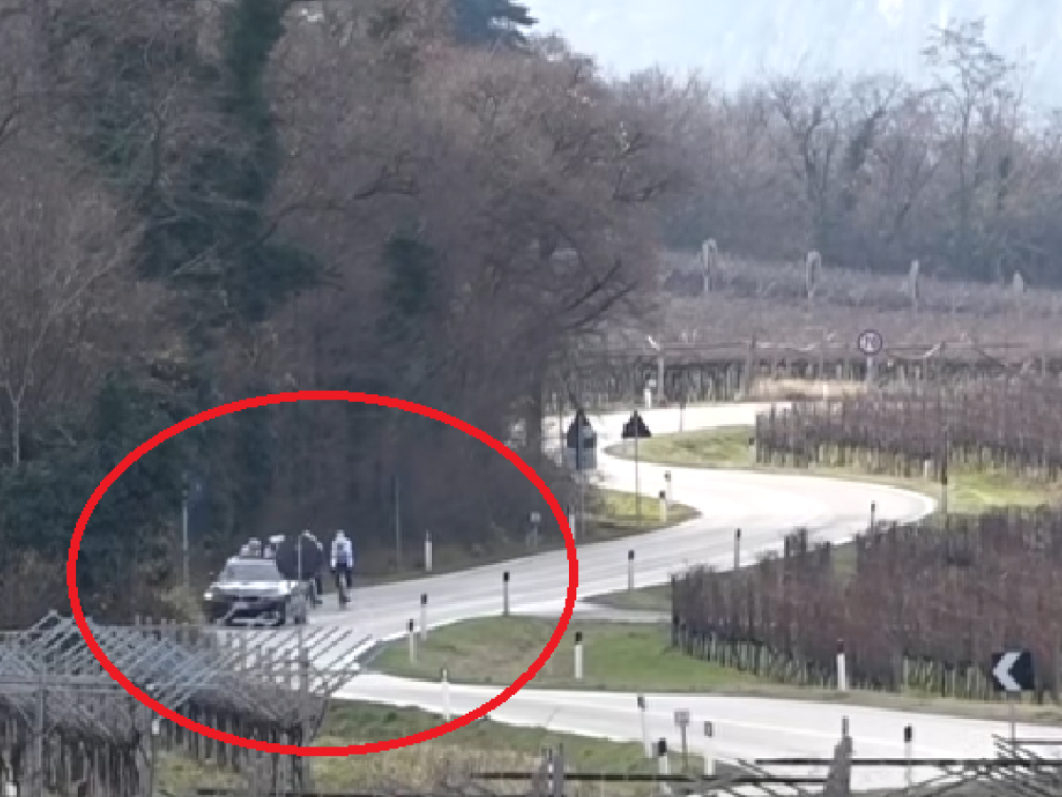 Spari sui ciclisti in allenamento da un'auto: «C'è troppa insofferenza per le biciclette. Abbiamo il numero della targa»