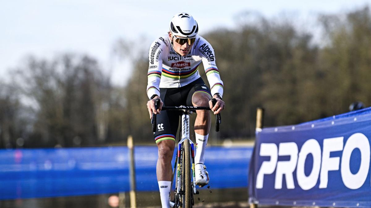 Ciclismo, cross: Van der Poel serve il poker. Ma Van Aert cresce