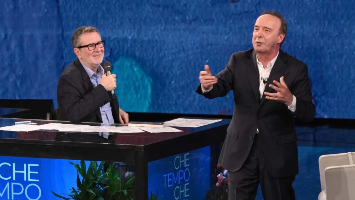 Roberto Benigni racconta la sua infanzia: «Quando mio padre tornò dalla guerra pesava 40 kg, entrò in casa e andò in coma. E mia mamma portò tre anatraccoli alla Madonna»