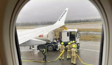 Edimburgo, l’aereo di Ryanair si scontra con l’autocisterna: passeggeri evacuati