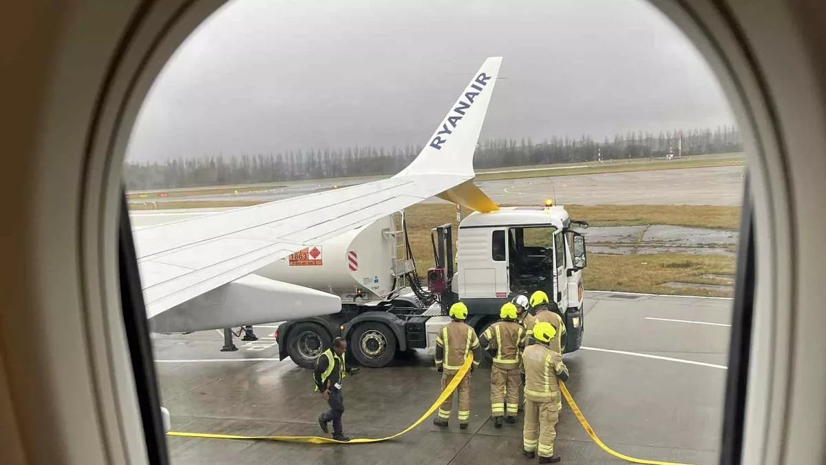 Edimburgo, l’aereo di Ryanair si scontra con l’autocisterna: passeggeri evacuati