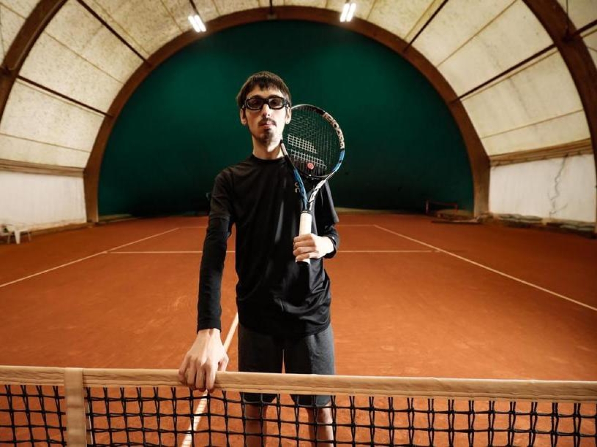 Ludovico De Checchi, il ventenne ipovedente che gioca a tennis: «Sento la pallina prima di vederla»
